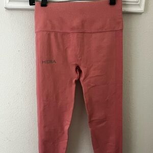 Hera Hero woman’s Hot Pink crop leggings in small New